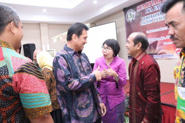 Foto: Menteri Pendayagunaan Aparatur Negara dan Reformasi Birokrasi Asman Abnur ketika menghadiri Seminar dan Temu Alumni Farmasi Universitas Andalas Tahun 2017, Sabtu (5/8).