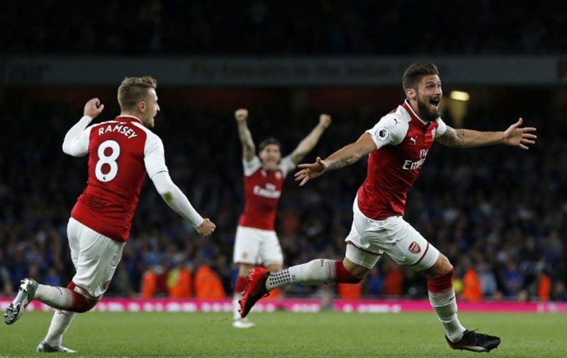 Olivier Giroud (Kanan) sukses mencetak gol kemenangan untuk Arsenal saat menghadapi Leicester (Foto: AFP/Ian Kington)