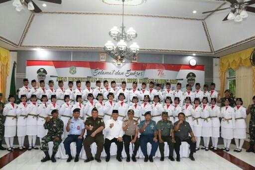 Foto: Walikota Medan Drs H T Dzulmi Eldin S MSi mengukuhkan 42 orang siswa calon pasukan pengibar bendera (paskibraka) Kota Medan yang akan bertugas untuk mengibarkan dan menurunkan Sang Saka Merah Putih pada saat upacara peringatan Hari Kemerdekaan ke-72 Republik Indonesia di Lapangan Benteng Medan, Kamis (17/8).