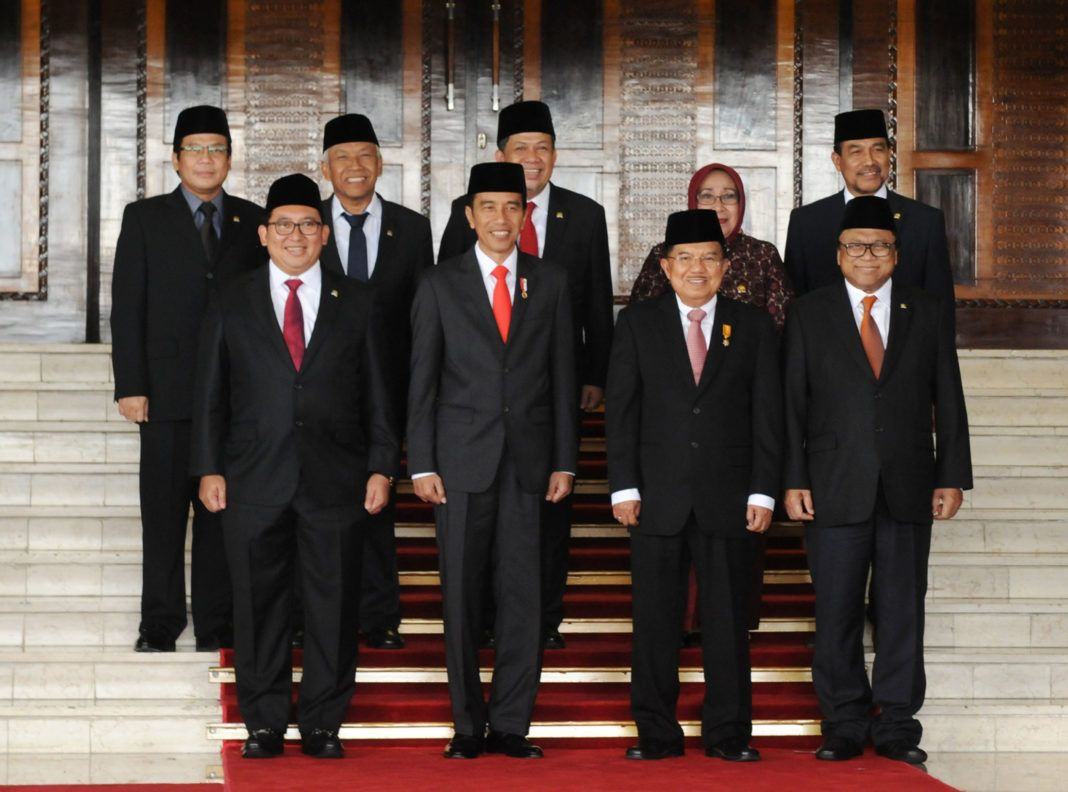 Foto: Presiden Jokowi dan Wapres JK berfoto bersama di Gedung Nusantara MPR/DPD/DPR, Jakarta, Rabu (16/8).