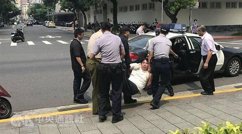 Foto: Pria bersenjata pedang samurai yang menyerang petugas di kantor kepresidenan Taiwan. (Focus Taiwan)