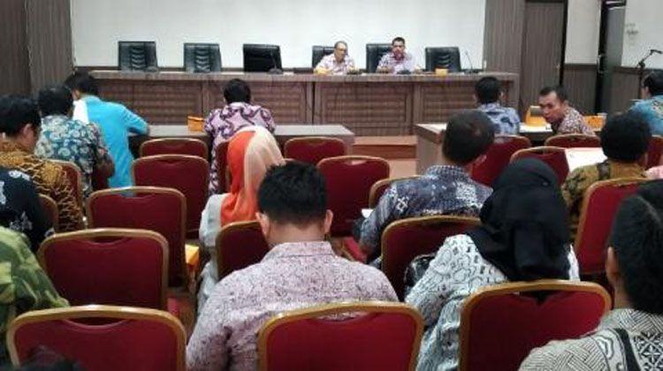 Foto: Sekda Kota Medan Ir Syaiful Bahri memimpin Rapat Evaluasi Penerimaan PBB Kota Medan dengan Camat se-Kota Medan dan Kepala UPT BPPRD Kota Medan, di Ruang Rapat III Kantor Walikota Medan, Kamis (24/8).