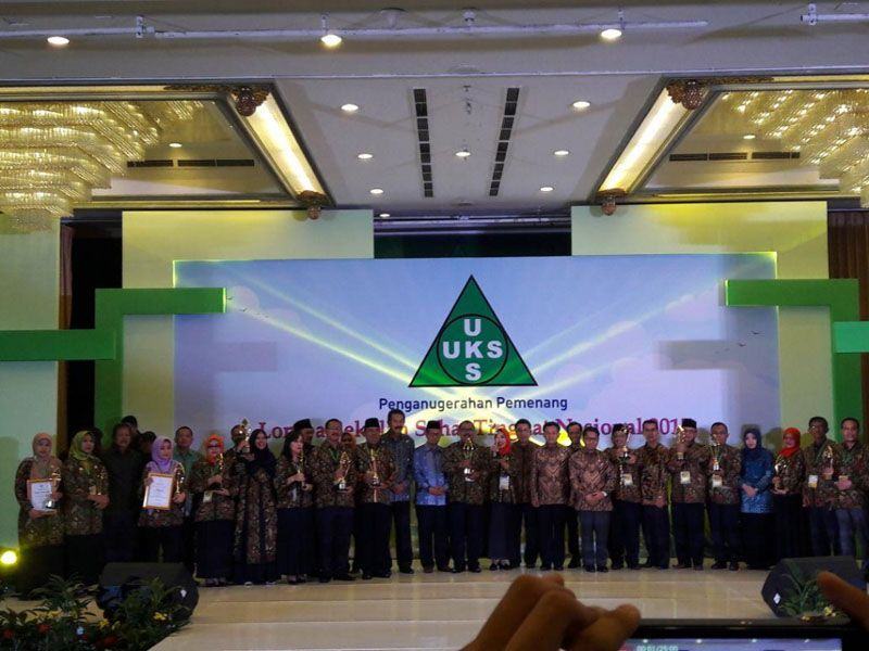 Foto: Dirjen Pendidikan Islam, Kamarudin Amin foto bersama para juara Sekolah Sehat.