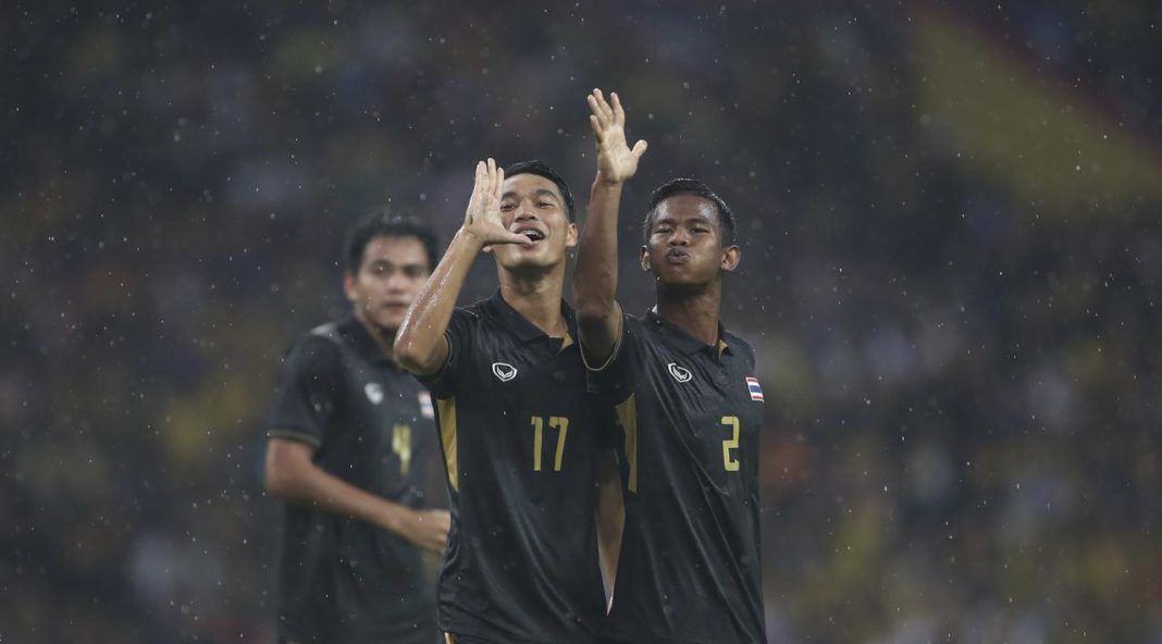 Foto: Pemain Thailand, Rattanakorn Maikami (kiri) dan Sasalak Haiprakhon merayakan gol ke gawang Malaysia pada final sepakbola SEA Games 2017 di Stadion Shah Alam, Selasa (29/8). (AP Photo/Adrian Hoe)