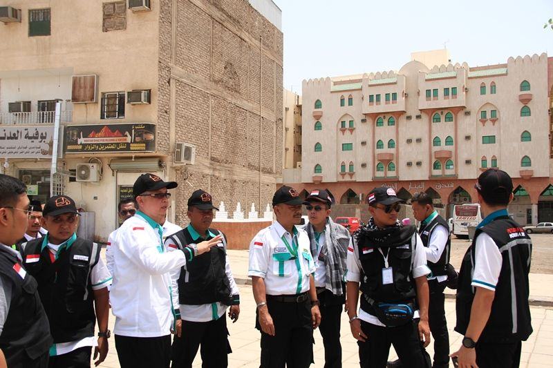 Foto: Tim transportasi dan perlindungan jemaah tinjau rute layanan bus Salawat di Madinah.