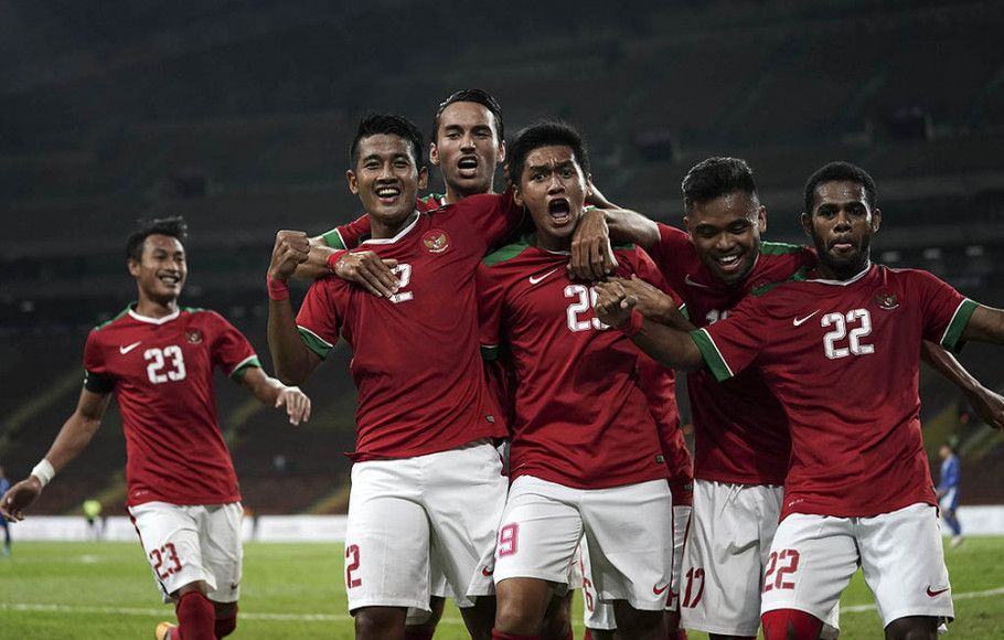 Foto: Pesepak bola Timnas U-22 Septian David Maulana (kedua kanan) bersama rekan-rekan satu tim melakukan selebrasi seusai membobol gawang Timnas Filipina U-22 pada babak penyisihan Grup B SEA Games XXIX di Stadion Shah Alam, Selangor, Malaysia, Kamis (17/8).