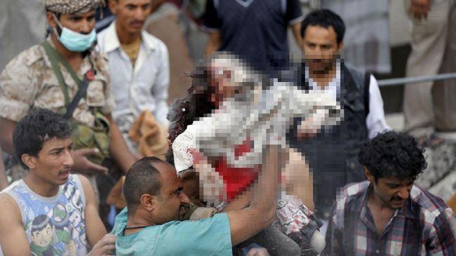 Serangan udara Arab Saudi di Yaman merenggut banyak korban sipil, termasuk anak-anak. (Reuters/Khaled Abdullah)