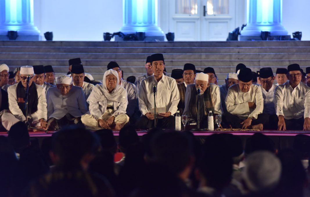 Foto: Presiden Jokowi dan Wapres JK menghadiri Zikir Akbar Kebangsaan bertajuk “Mensyukuri Nikmat Kemerdekaan” yang digelar di Halaman Istana Merdeka, Selasa (1/8) malam.