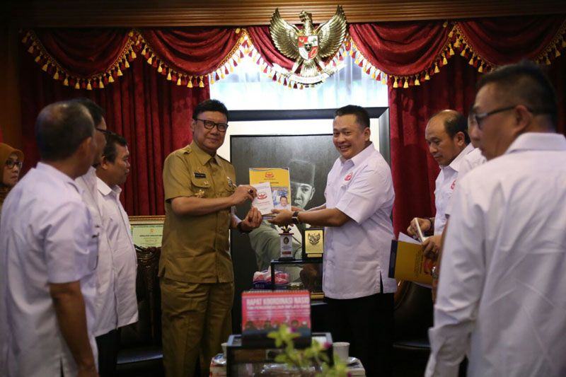 Foto: Menteri Dalam Negeri (Mendagri), Tjahjo Kumolo menerima Ketua Umum Asoasisi Rekanan Pengadaan Barang dan Distribusi Indonesia (ARDIN) Bambang Soesatyo di Gedung Kemendagri Lantai 2, Jakarta Pusat, Senin (4/9).