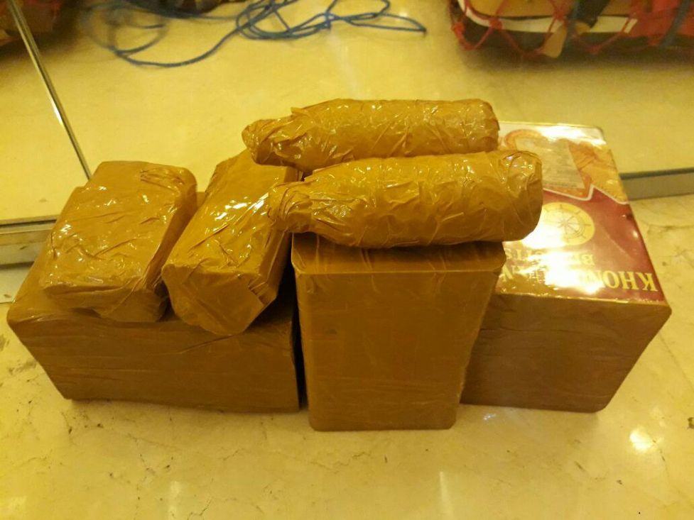 Air Zamzam yang dibawa di koper dan tas jinjing jemaah dikeluarkan oleh petugas. (foto: istimewa)
