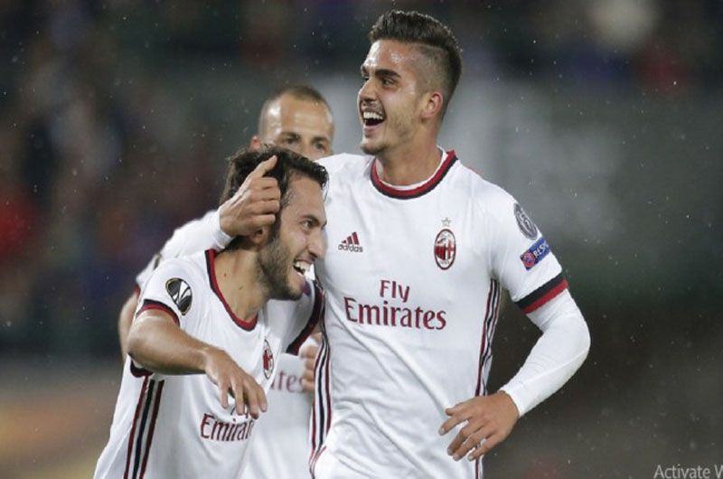 Foto: Andre Silva (kanan) dan Hakan Calhanoglu jadi aktor penting kemenangan AC Milan (Foto: acmilan.com)