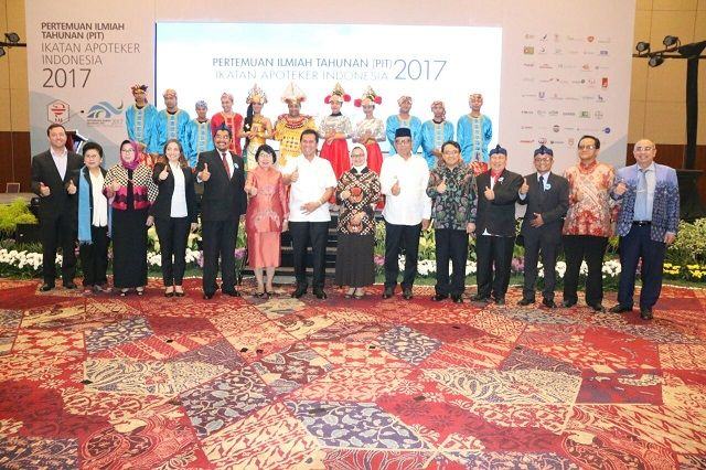 Pendayagunaan Aparatur Negara dan Reformasi Birokrasi Asman Abnur saat membuka Pertemuan Ilmiah Tahunan Ikatan Apoteker Indonesia Tahun 2017 di ICE BSD, Tangerang, Rabu (6/9).