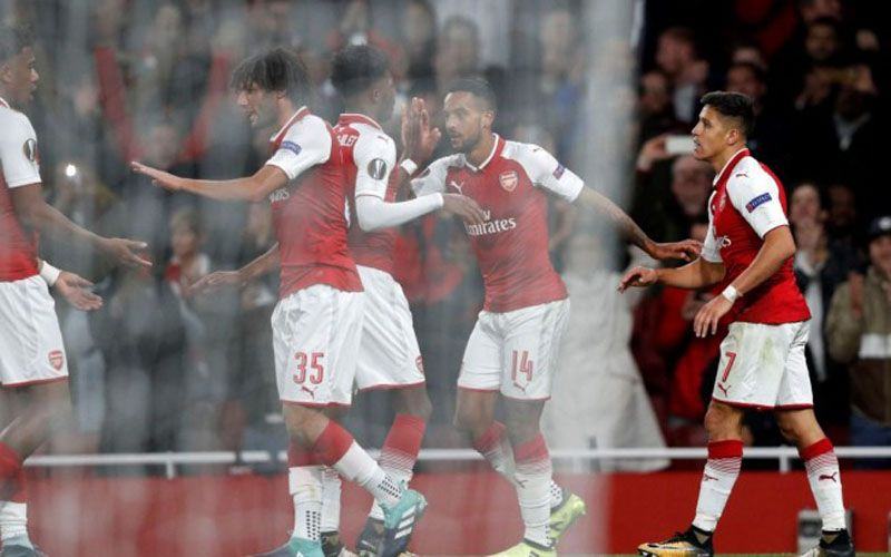 Foto: Para pemain Arsenal merayakan gol Alexis Sanchez saat menghadapi Koeln (AFP/Adrian Dennis)