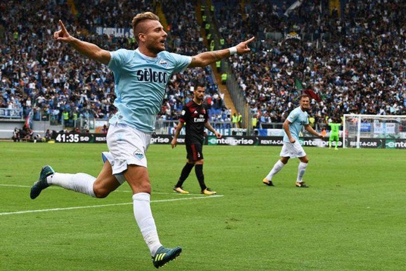 Striker Lazio, Ciro Immobile, merayakan gol ke gawang AC Milan pada laga di Stadio Olimpico, Minggu (10/9). (AFP/Vincenzo Pinto)
