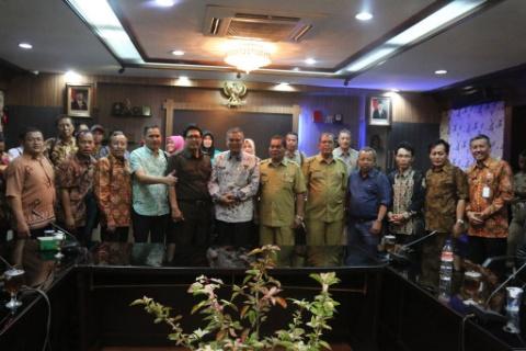 Foto: Walikota Medan Drs H T Dzulmi Eldin yang diwakili Staff Ahli Walikota Bidang Pemerintahan, Tunggar SH menerima Kunjungan Kerja Anggota Komisi I dan Komisi III DPRD Kabupaten Magelang di Ruang Rapat I Kantor Walikota Medan, Senin (4/9).