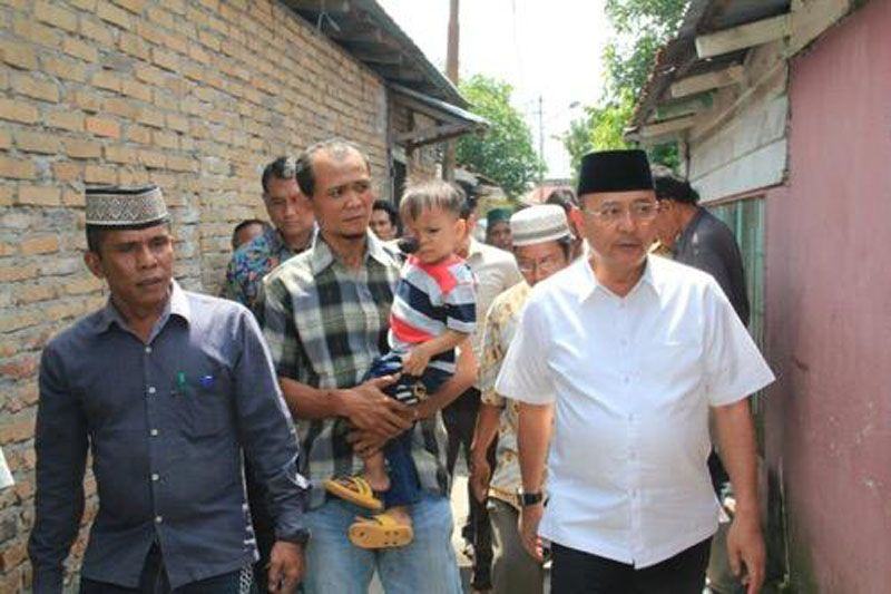Foto: Walikota bawa berobat bocah malang penderita kanker mata.