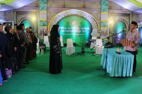 Foto: Wakil Walikota Medan Ir H Akhyar Nasution MSi secara resmi membuka festival nasyid/seni qasidah tingkat Kota Medan tahun 2017, di Lapangan Bola Rengas Pulau, Kecamatan Medan Marelan, Senin (25/9) malam.