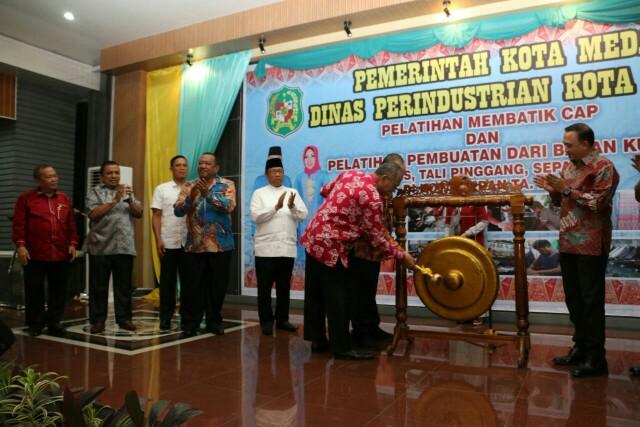 Foto: Asisten Umum Ikhwan Habibi Daulay membuka secara resmi Gebyar Produk Industri kecil Menengah (IKM) dan Seni Kreatif Kota Medan tahun 2017 di Semba Garden Jalan Bunga Mawar/Sembada, Medan Selayang, Sabtu (9/9).