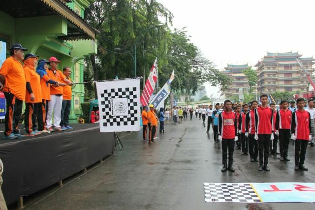 Foto: Asisten Pemerintahan dan Sosial bersama Rektor Unit Program Belajar Jarak Jauh Universitas Terbuka (UPBJJ-UT) Dra Sondang Purnamasari Pakpahan, melepas peserta Gerak Jalan Beregu Universitas Terbuka Medan di seputaran Lapangan Merdeka, Minggu (10/9).