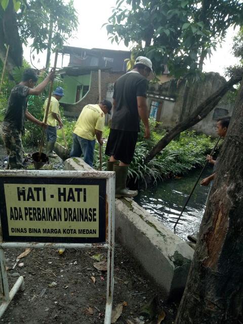 Foto: Dinas Pekerjaan Umum (PU) Kota Medan menormalisasi gorong-gorong di Jalan Bilal, Medan, Selasa (26/9).