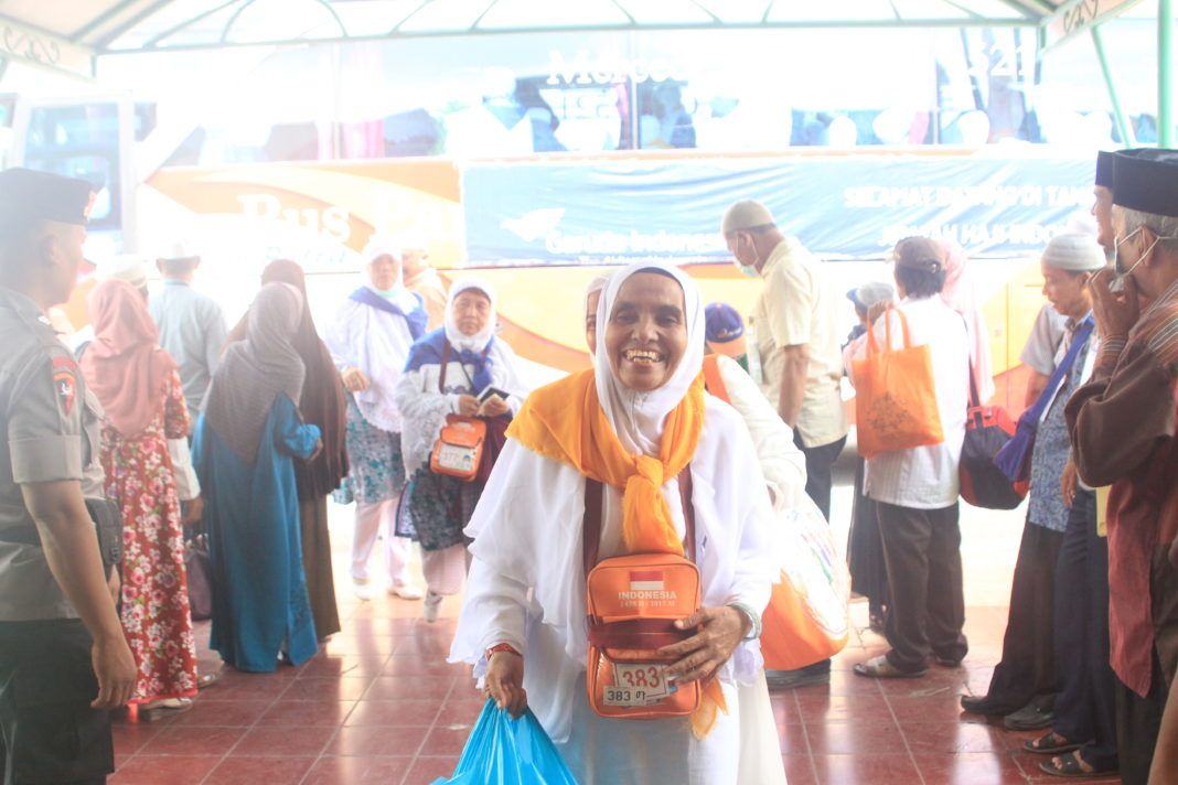 Foto: Ratusan jemaah haji Kelompok Terbang (Kloter) 19 Debarkasi Medan tiba di Asrama Haji Medan.