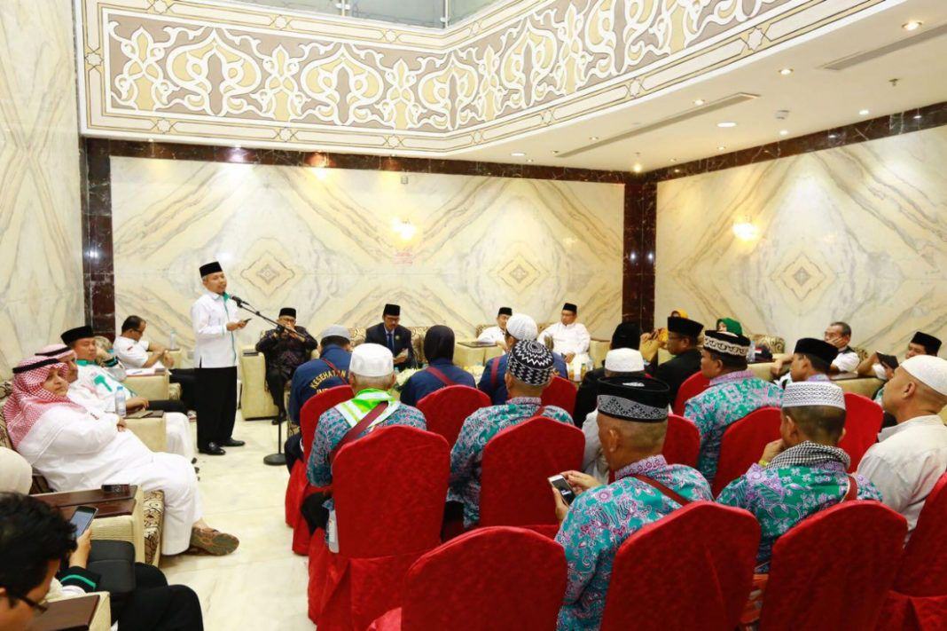 Foto: Dirjen Penyelenggaraan Haji dan Umrah Nizar Ali lepas jemaah kloter 01 Embarkasi Medan (MES 01) kembali ke Tanah Air, Rabu (6/9).