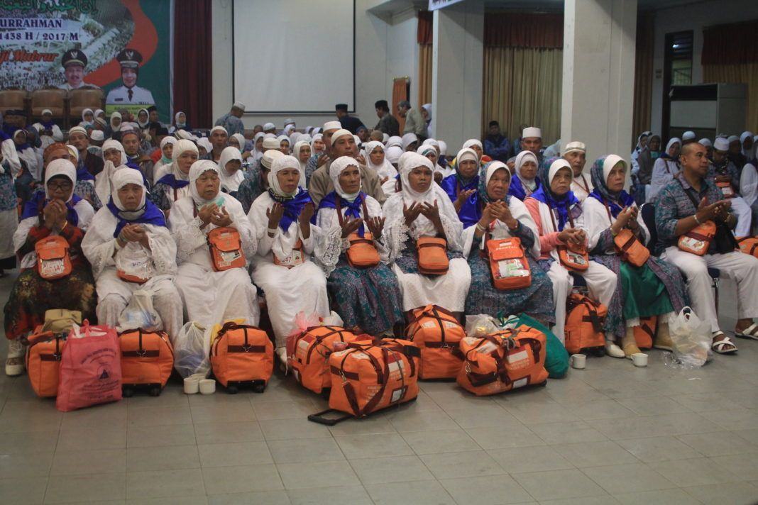 Foto: Sebanyak 388 jemaah haji Kelompok Terbang (Kloter) 06 Debarkasi Medan tiba dengan selamat di Bandara Kualanamu Deliserdang, Selasa (12/9).