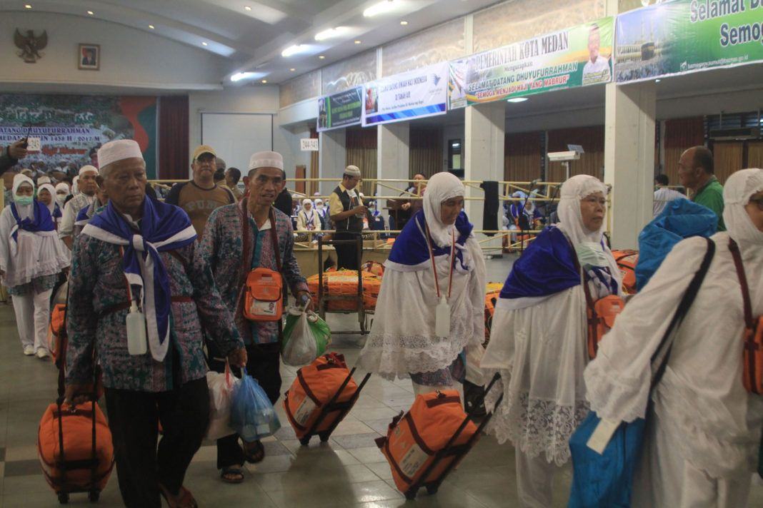 Foto: Sebanyak 390 jemaah haji Kelompok Terbang (Kloter) 11 Debarkasi Medan saat tiba di Bandara Kualanamu, Senin (18/9) pukul 03.22 WIB.