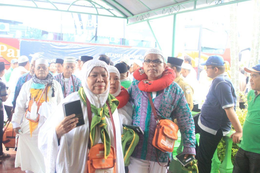 Foto: Sebanyak 392 jemaah haji Kelompok Terbang (Kloter) 13 Debarkasi Medan tiba di tanah air dengan selamat. Kloter 13/MES tiba di Bandara Kualanamu Deli Serdang, Rabu (20/9) pukul 06.22 WIB.