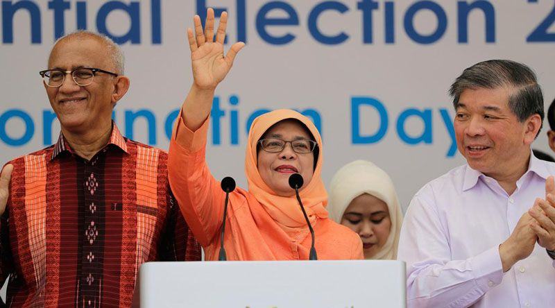Halimah Yacob melambaikan tangan saat menyapa pendukungnya usai memberikan pidato di Singapura, Rabu (13/9). Halimah Yacob nantinya akan menggantikan posisi Tony Tan, yang telah 6 tahun menjabat sebagai presiden negara tersebut. (AP Photo/Wong Maye-E)