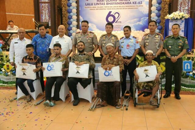 Foto: Walikota Medan Drs H T Dzulmi Eldin S M.Si bersama Kapoldasu Irjen Pol Paulus Waterpauw pada kegiatan syukuran Hut Lalulintas Bhayangkara ke 62, Dirlantas Polda Sumut, di gedung serba guna Mapolda, Jumat (22/9).
