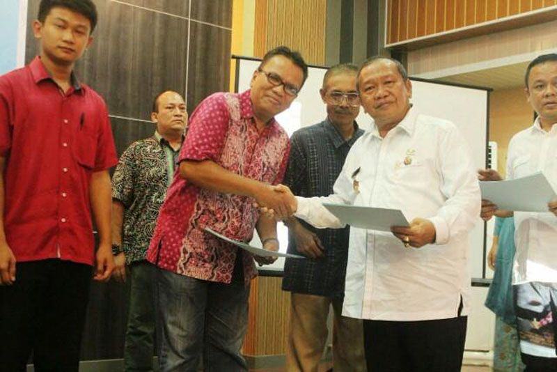 Foto: Kadis Perindustrian Kota Medan Zulkifli Sitepu menutup Gebyar Produk IKM dan Pelatihan Membatik Cap serta Pembuatan Bahan Dasar Kulit di Semba Garden Jalan Bunga Mawar Medan, Rabu (27/9).
