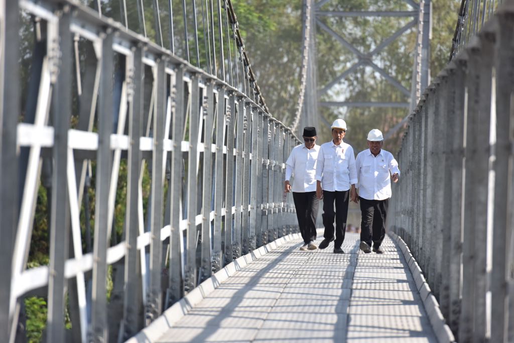 Foto: Presiden Jokowi mencoba Jembatan Gantung Krinjing dan Mangunsuko di Kecamatan Dukun, Kabupaten Magelang, Jawa Tengah, Senin (18/9).