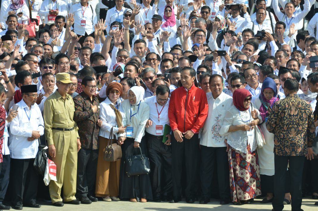 Foto: Presiden Jokowi berfoto bersama peserta Deklarasi Kebangsaan Perguruan Tinggi se-Indonesia Melawan Radikalisme, di Peninsula Island, Nusa Dua, Kab. Badung, Bali, Selasa (26/9).