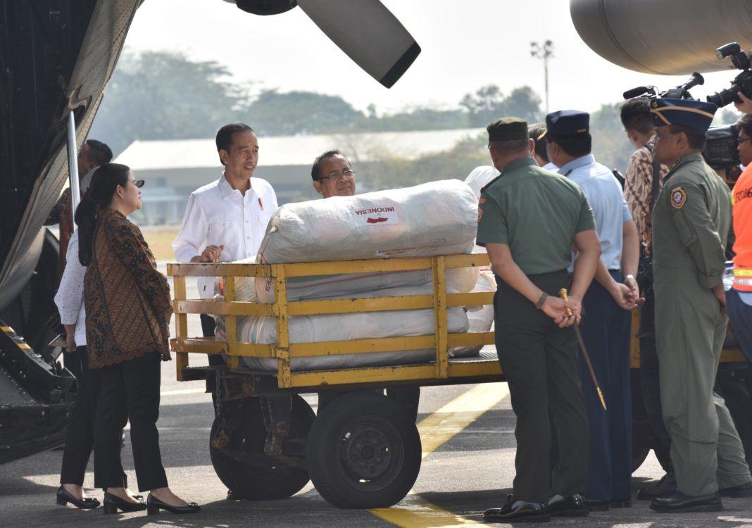 Foto: Presiden Jokowi melepas keberangkatan 4 pesawat Hercules dari Pangkalan TNI AU Halim Perdanakusuma, Jakarta, Rabu (13/9).