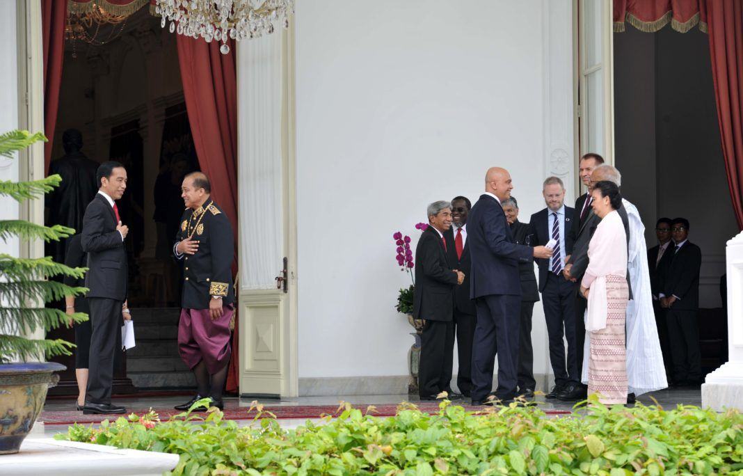 Foto: Presiden Jokowi berbincang dengan salah satu Dubes yang telah menyerahkan surat kepercayaan, di belakang Istana Merdeka, Jakarta, Selasa (12/9).