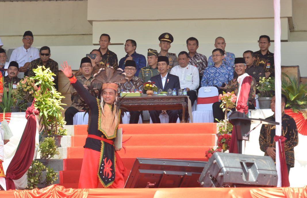 Foto: Pengurus MTA kenakan pakaian adat saat acara Silaturahim Nasional Majelis Tafsir Alquran (MTA) ke-3 di Stadion Manahan Solo, Minggu (17/9).