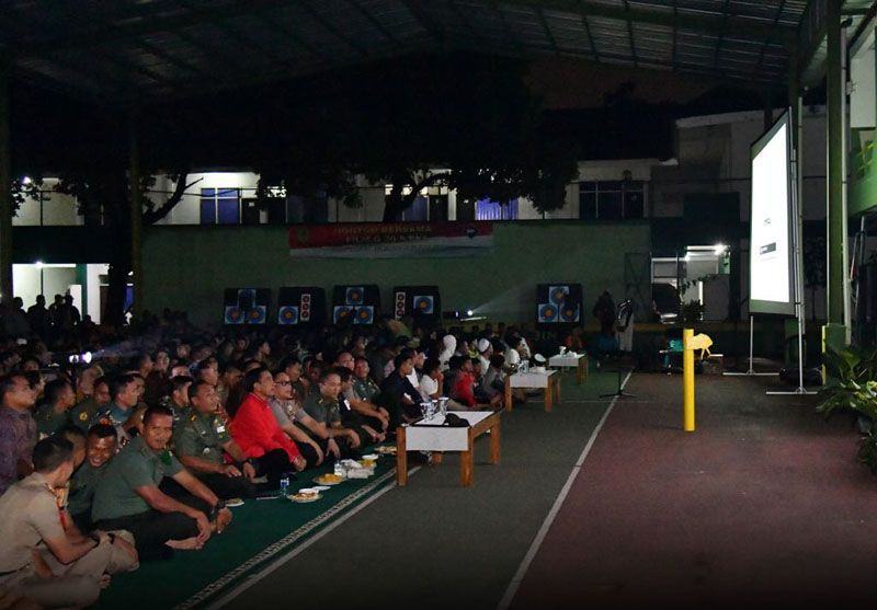 Foto: Presiden Jokowi Nobar Film G30S/PKI bersama warga di Bogor, Jumat (29/9).