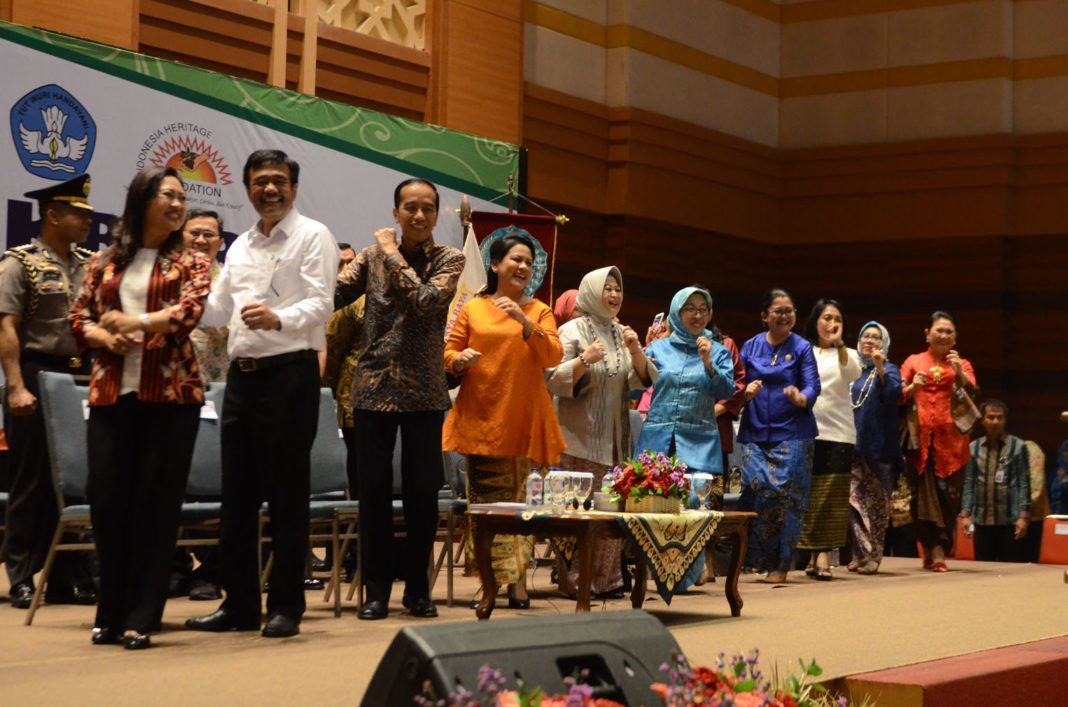 Foto: Presiden Jokowi senam bersama pada penutupan Pelatihan Akbar bagi guru Pendidikan Anak Usia Dini (PAUD) se-DKI Jakarta, di Jakarta Islamic Center, Koja, Jakarta, Rabu (20/9).
