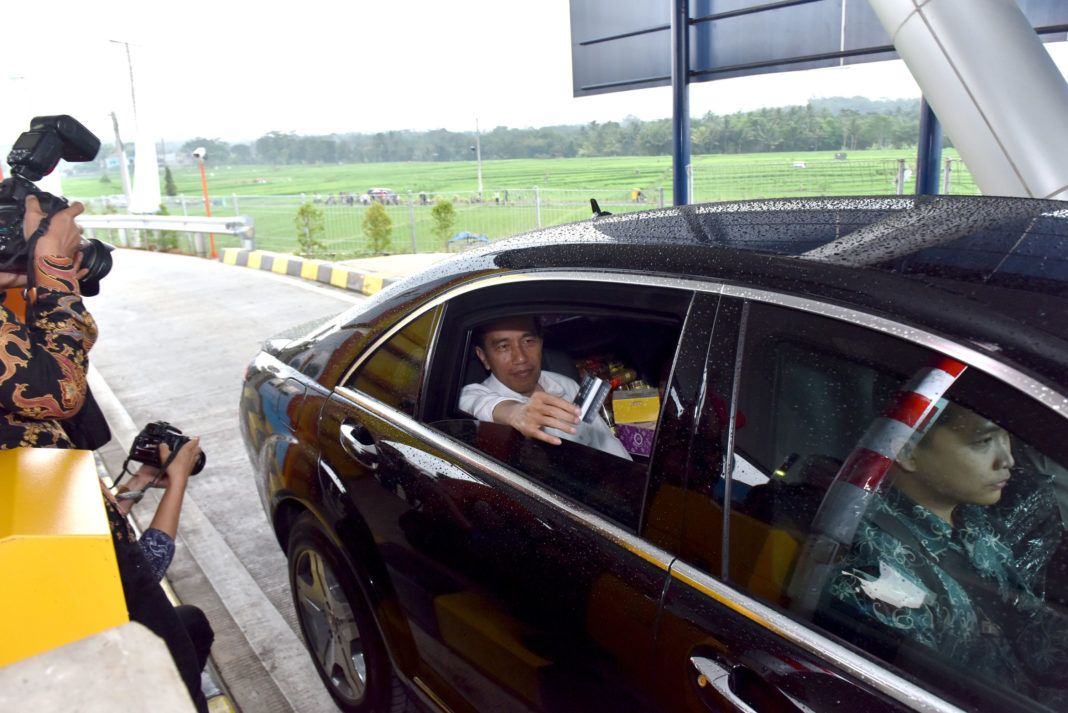 Foto: Presiden saat mencoba Jalan Tol Semarang – Solo Seksi III : Bawen – Salatiga, di Gerbang Tol Salatiga, Kelurahan Tingkir Tengah, Kecamatan Tingkir, Kota Salatiga, Jawa Tengah, Senin (25/9).