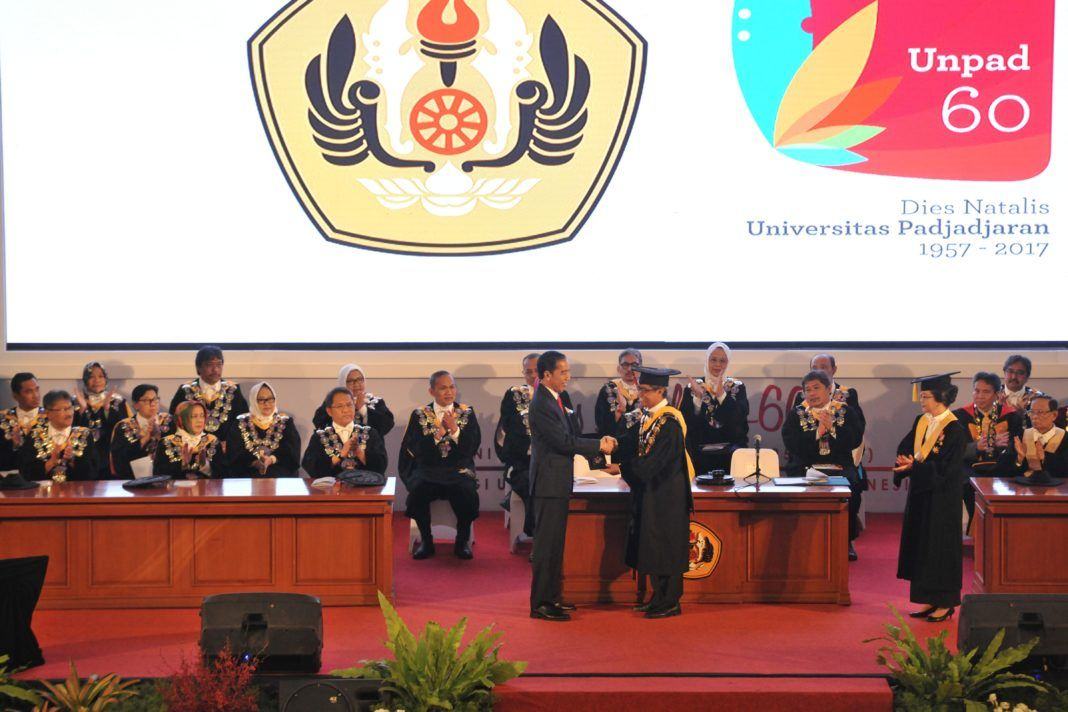 Foto: Presiden Jokowi menyalami Rektor Unpad Try Hanggono Ahmad, saat menghadiri Dies Natalis Universitas Padjajaran ke-60, di Bandung, Jabar, Senin (11/9).