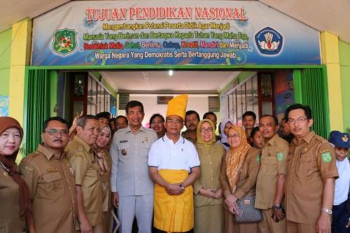 Foto: Menteri Pendidikan dan Kebudayaan Prof Muhadjir Efendy MAP bersama Wakil Gubernur Sumut Brigjen TNI (Purn) Nur Azizah Marpaung dan Walikota Medan Drs H T Dzulmi Eldin S MSi diwakili Kadis Pendidikan Kota Medan Drs Hasan Basri menyerahkan Kartu Indonesia Pintar (KIP) dalam bentuk Kartu Anjungan Tunai Mandiri (ATM) kepada 1.200 Pelajar SMP di Kota Medan khususnya di wilayah Medan Utara.