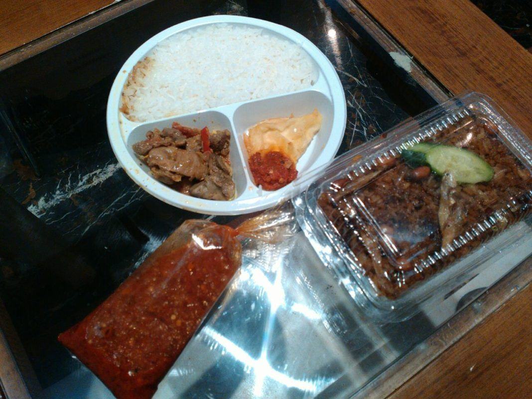 Foto: Temuan tim katering daker madinah, makanan pagi yang dibeli dari penjual di sekitar hotel jemaah sudah basi, Rabu (27/9) pagi.