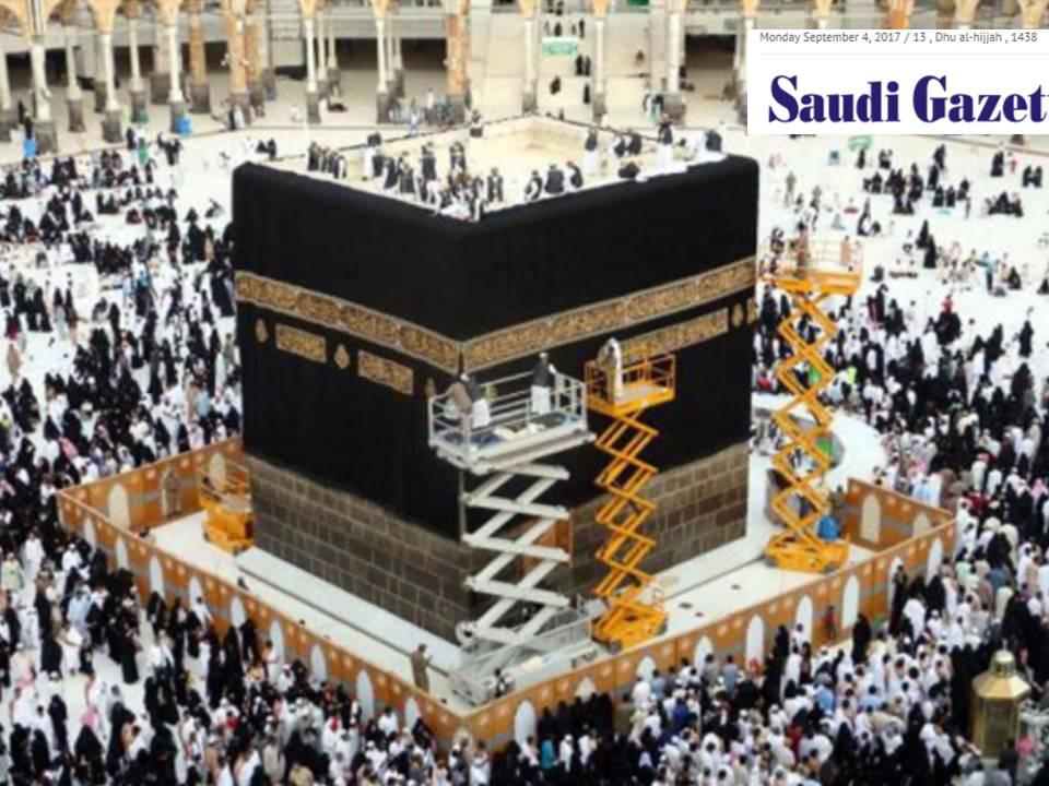 Pemasangan Kiswab Kabah yang baru, Senin (4/9). (Saudigazette)