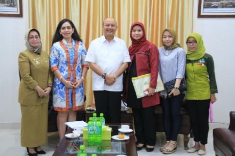 Foto: Walikota Medan Drs H T Dzulmi Eldin S MSi menerima kunjungan Pimpinan Klinik Pratama Anata Kasih, Dr Ameta Primasari T didampingi sejumlah pengurus lainnya di rumah dinas Jalan Sudirman Medan, Senin (4/9).