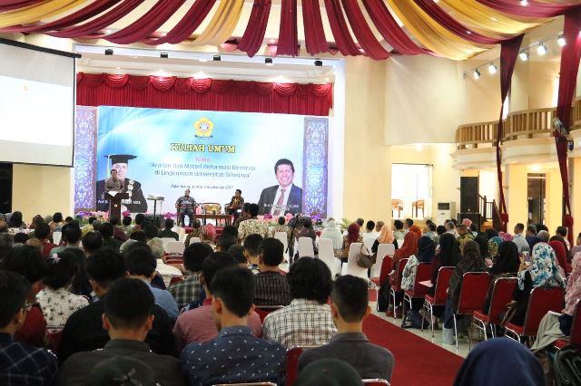 Foto: Menteri Pendayagunaan Aparatur Negara dan Reformasi Birokrasi Asman Abnur saat memberikan kuliah umum di Universitas Sriwijaya, Palembang, Jumat (8/9).