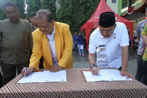 Foto: Walikota Medan Drs H T Dzulmi Eldin S, MSi dan Rektor Universitas Pembangunan Panca Budi Dr H Muhammad Isa Indrawan SE MM, melakukan penandatanganan Memorandum Of Understanding atau MoU di Kampus Universitas Pembangunan Panca Budi, Jalan Gatot Subroto, Kamis (7/9).