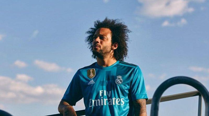 Marcelo berpose dengan jersey ketiga Real Madrid. (Real Madrid).