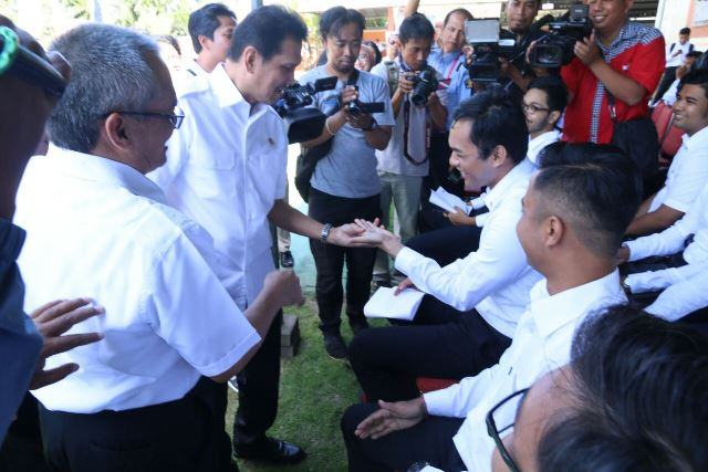 Foto: Menteri Asman Abnur berbincang-bincang dengan peserta Seleksi kompetensi Dasar (SKD) CPNS Kementerian Hukum dan HAM di Bali, Senin (11/9.