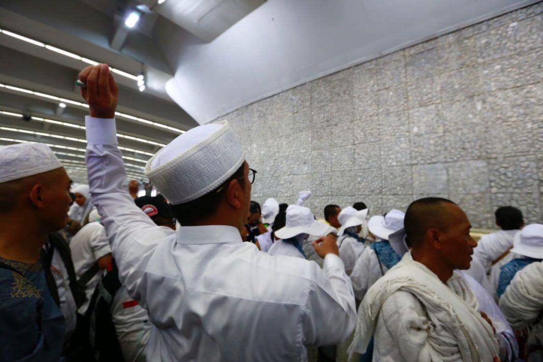 Foto: Menteri Agama Lukman Hakim Saifuddin melempar jumrah aqabah di Jamarat, Jumat (1/9).